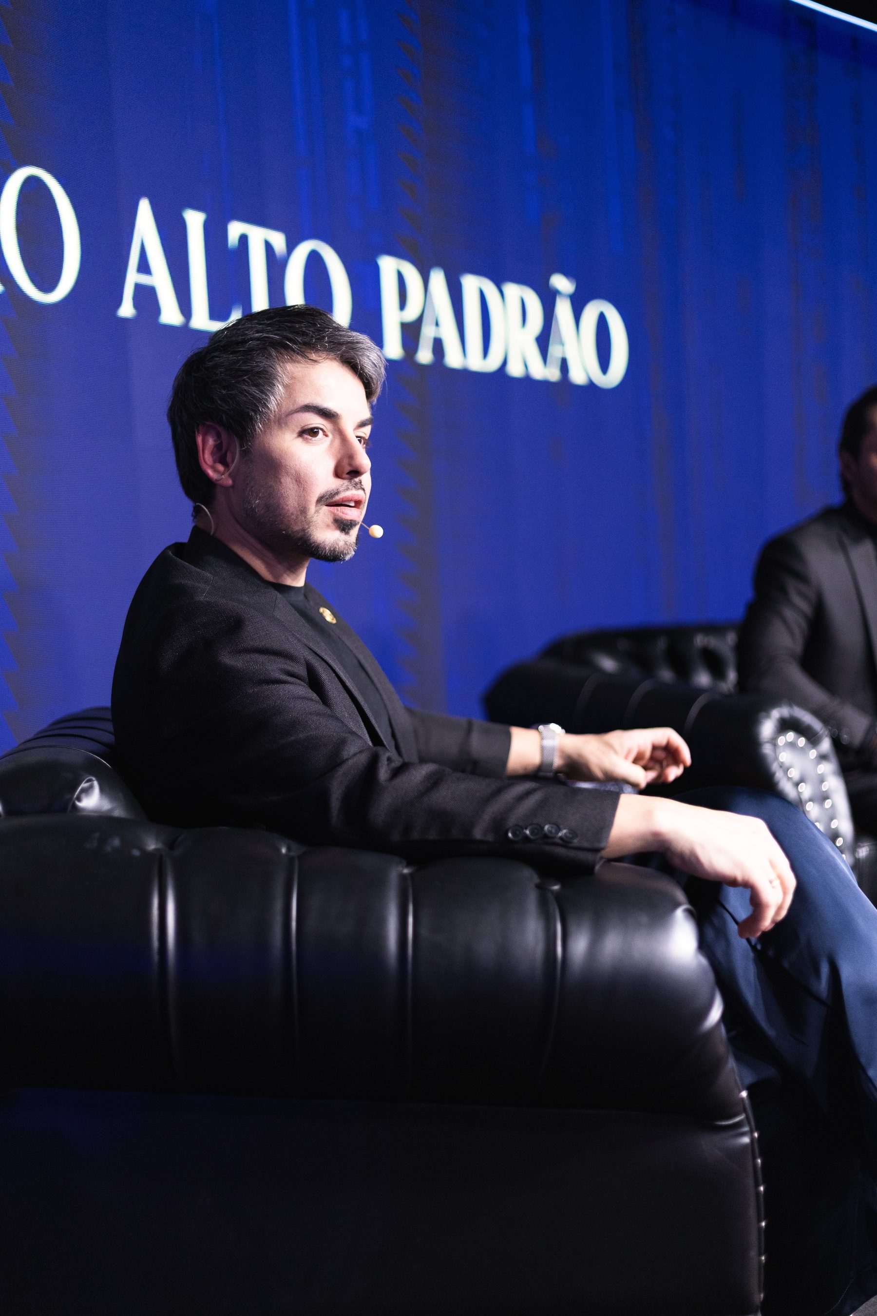 Maykon Moura e Gleison Queiroz em talk ao vivo no palco do Salão Alto Padrão